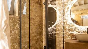 Luxury-Suite, 1 Schlafzimmer, Whirlpool | Badezimmer | Kostenlose Toilettenartikel, Haartrockner, Bidet, Handtücher