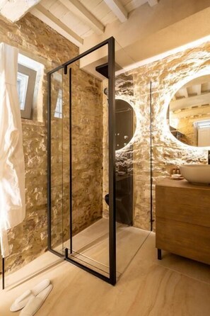 Luxury Suite, 1 Bedroom, Hot Tub | Bathroom | Free toiletries, hair dryer, bidet, towels - Forma your Boutique Suite (Corciano)