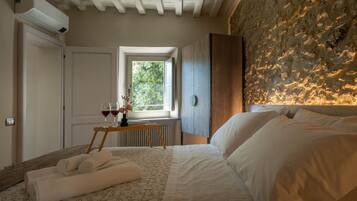 1 Schlafzimmer, hochwertige Bettwaren, Betten mit Memory-Foam-Matratzen