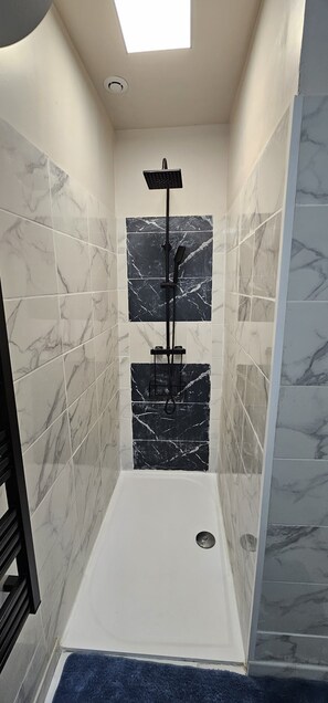 Jabón y papel de baño 