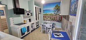 Kühlschrank, Mikrowelle, Ofen, Herdplatte