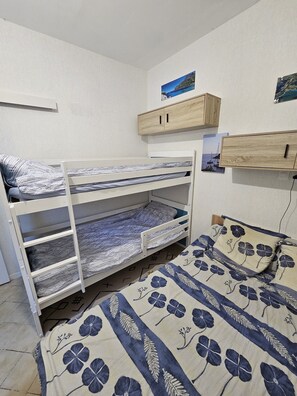 1 bedroom, bed sheets - Le Cabanon Bleurivage Bord de mer Calanque des Figuiéres (Ensuès-la-Redonne)