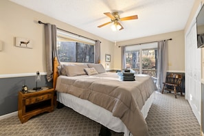 2 bedrooms, desk, iron/ironing board, free WiFi - Cozy Creekside Cabin • 2 miles to Festival Grounds • Wi-Fi • Firepit • Carport (Maggie Valley)