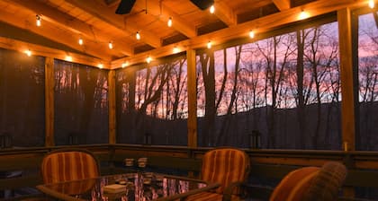 Cozy Creekside Cabin • 2 miles to Festival Grounds • Wi-Fi • Firepit • Carport