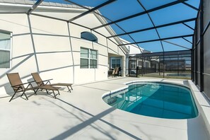 Una piscina al aire libre, una piscina climatizada