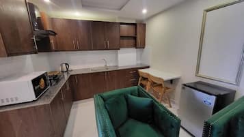 Deluxe Apartment | Microwave