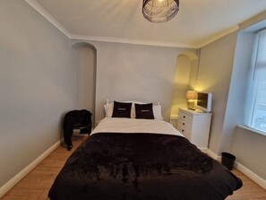 4 bedrooms, iron/ironing board, free WiFi, bed sheets