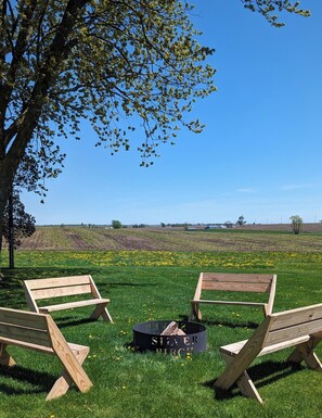 Property grounds - Silver Birch Retreat. Spacious, pet friendly country home (Livingston)