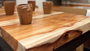 A wooden table with ceramic cups and a microwave in the background. - Beautiful studio in Jalatlaco, a beautiful neighborhood (Oaxaca de Juárez)
