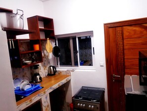 Apartamento | Cocina privada | Frigorífico, microondas, horno y placa de cocina