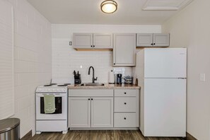 ثلاجة، فرن، موقد طهي مسطح، ماكينة لصنع القهوة/الشاي