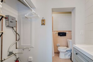 Suihku, hiustenkuivaaja, pyyhkeet, saippua