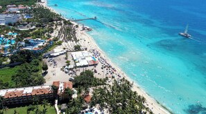 Un recurs costaner amb una platja, un moll i un vaixell.