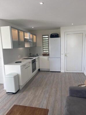 Fridge, microwave, oven, stovetop - Appart RDC une Chambre max 4 Pers. Jardin de Chevrise Mont Vernon (Cul-de-Sac)