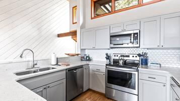 Kondominium (3 Bedrooms) | Dapur pribadi | Lemari es, microwave, oven, dan mesin pembuat kopi/teh