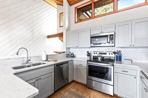 Condo (3 Bedrooms) | Private kitchen