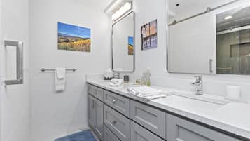 Condo (3 Bedrooms) | Bathroom | Shower, designer toiletries