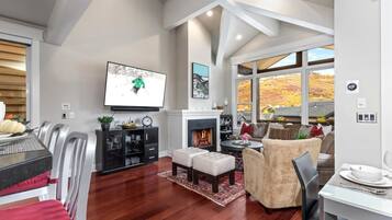 Studio (3 Bedrooms) | Ruang keluarga | Televisi layar datar 32-inci dengan saluran TV satelit, TV, dan perapian