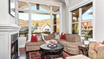 Studio (3 Bedrooms) | Bagian depan properti