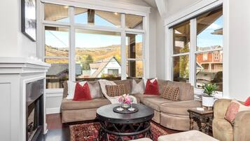 Studio (3 Bedrooms) | Front of property