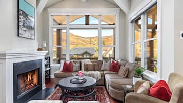 Studio (3 Bedrooms) | Living room | 32-inch flat-screen TV with satellite channels, TV, fireplace