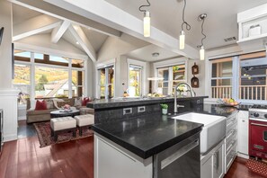 Studio (3 Bedrooms) | Private kitchen