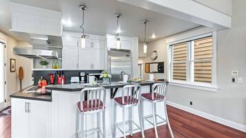 Studio (3 Bedrooms) | Private kitchen | Fridge, microwave, oven, coffee/tea maker