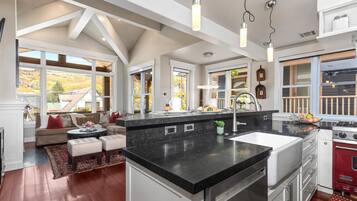 Studio (3 Bedrooms) | Private kitchen | Fridge, microwave, oven, coffee/tea maker