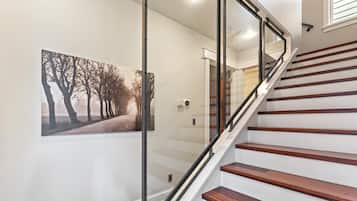 Studio (3 Bedrooms) | Staircase