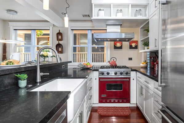 Studio (3 Bedrooms) | Private kitchen | Fridge, microwave, oven, coffee/tea maker
