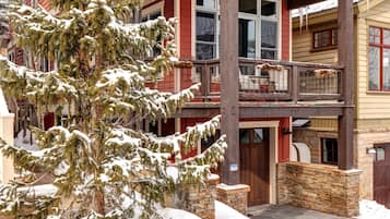 Studio (3 Bedrooms) | Lối vào nơi lưu trú