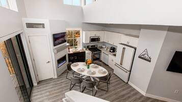 Lemari es, microwave, oven, dan kompor