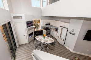 Fridge, microwave, oven, stovetop - KBM Resorts: Mas-2003 Panoramic Sunshine, Modern 2br, 3 min Drive to Jordanelle Gondola (Heber City)