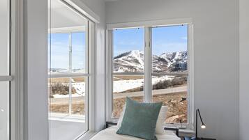 2 kamar tidur, setrika/meja setrika, dan seprai linen