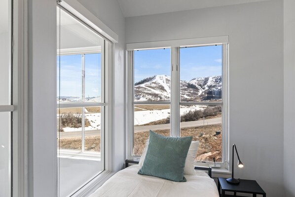 2 bedrooms, iron/ironing board, bed sheets - KBM Resorts: Mas-2003 Panoramic Sunshine, Modern 2br, 3 min Drive to Jordanelle Gondola (Heber City)