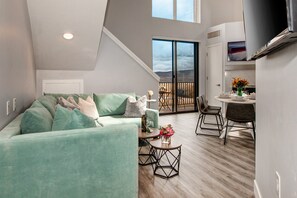 TV, fireplace - KBM Resorts: Mas-2003 Panoramic Sunshine, Modern 2br, 3 min Drive to Jordanelle Gondola (Heber City)