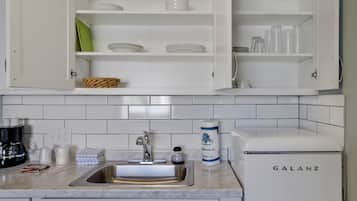 Refrigerador, microondas, cafetera y tetera y utensilios de cocina