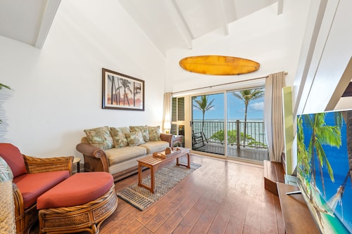 Kapaa Shore Resort A307, Oceanfront, Walk to Shops, Restaurants, Beaches