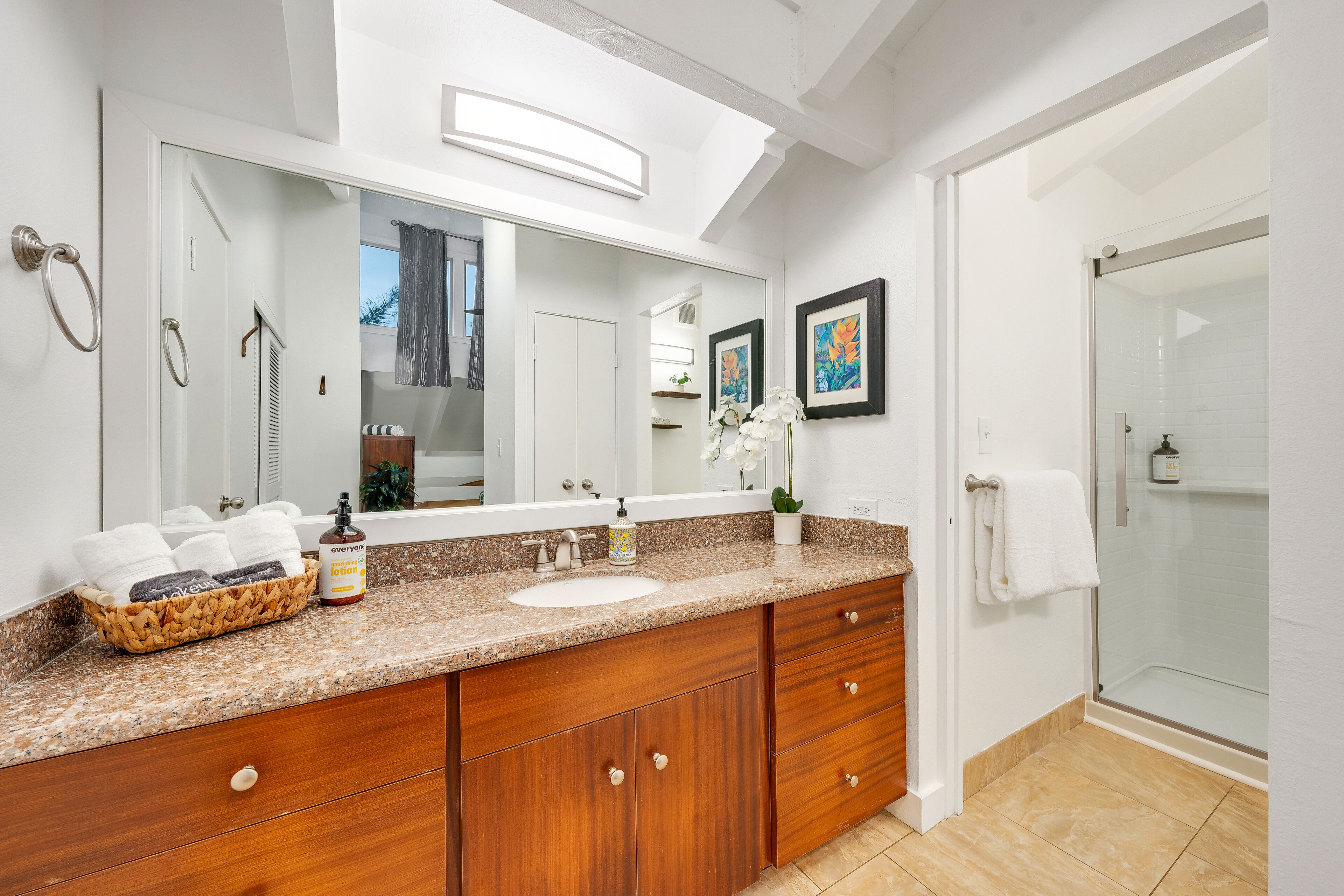 Shower, hair dryer, towels