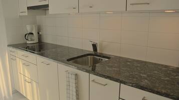 Departamento urbano | Cocina privada | Refrigerador, microondas, horno y parrilla de estufa