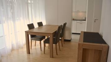 City Apartment | In-room dining