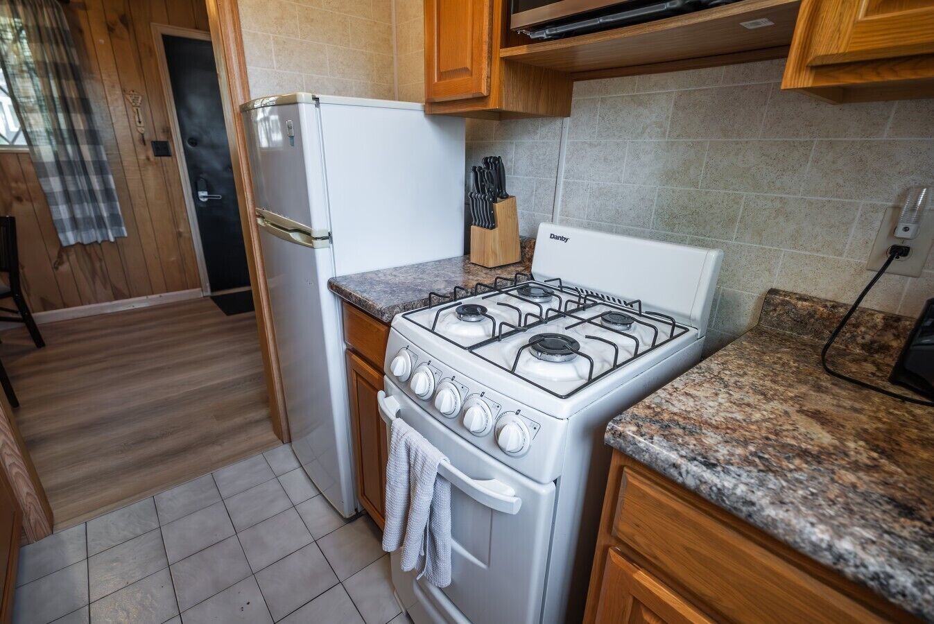 Frigorífico, microondas, horno y placa de cocina