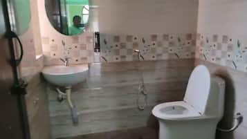 Sèche-cheveux, serviettes fournies, savon, papier toilette