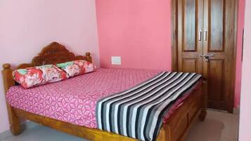 1 chambre, fer et planche à repasser, draps fournis