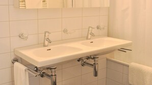 City Apartment | Bathroom | Combined shower/bathtub, hydromassage showerhead, hair dryer, towels - Nest - Nordstrasse 9 (Zug)