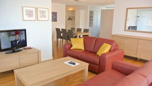 City Apartment | Living area | 60-cm TV with digital channels - Nest - Nordstrasse 9 (Zug)