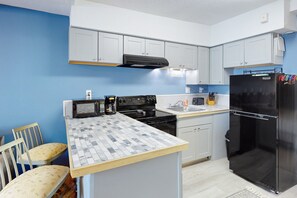 Frigorifero, microonde, forno, piano cottura