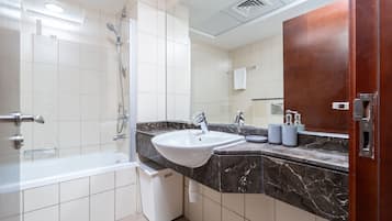 Estúdio luxo | Banheiro | Banheira, secador de cabelo, toalhas de banho, papel higiênico