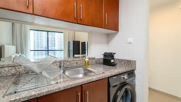 Estúdio luxo | Cozinha privada | Geladeira, micro-ondas, cooktop, cafeteira/chaleira