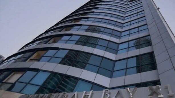 A modern building with a curved facade and large windows. - Nasma Holiday Homes - Jumeirah Bay X1 To (Dubai)